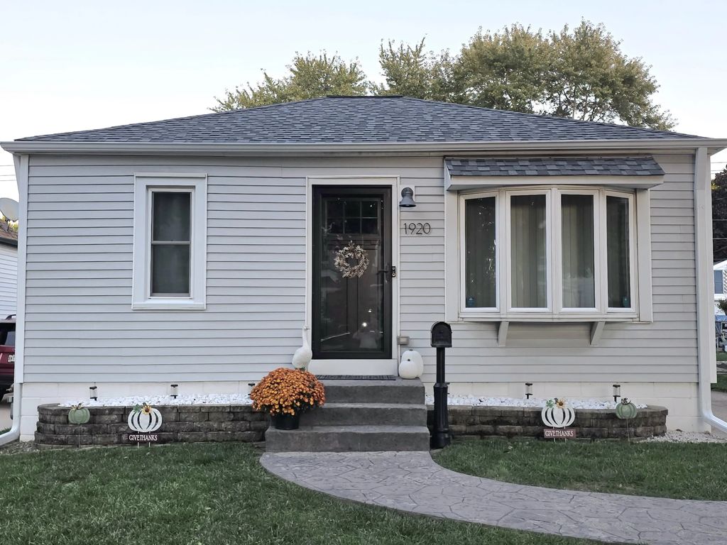 1920 S 97th St, West Allis