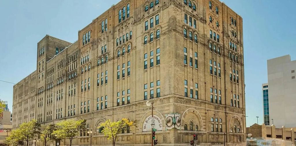 270 E Highland Ave 447, Milwaukee