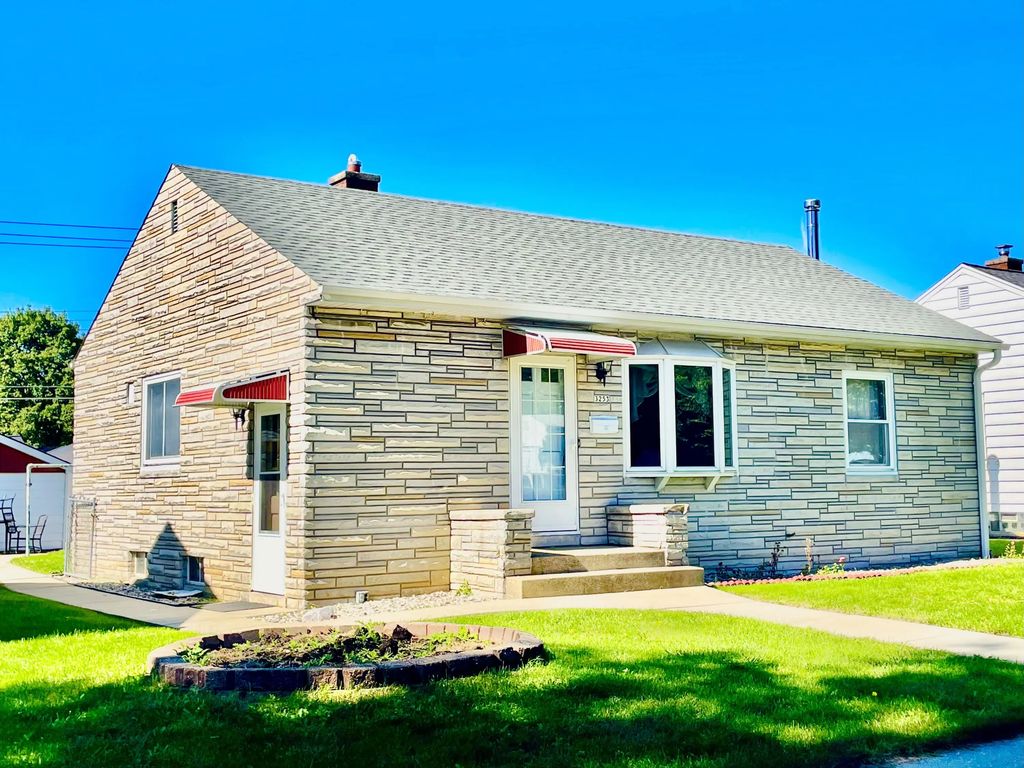 3253 S 68th St, Milwaukee