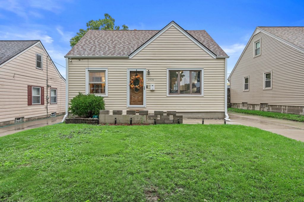 2526 S 70th St, Milwaukee