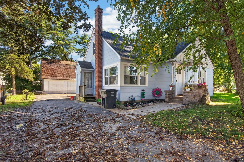 114 S 1st St, Salem Lakes
