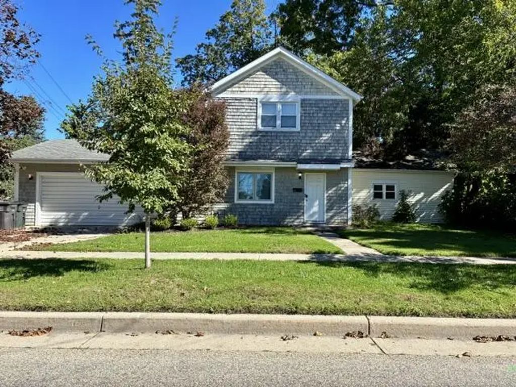 717 Center St, Lake Geneva