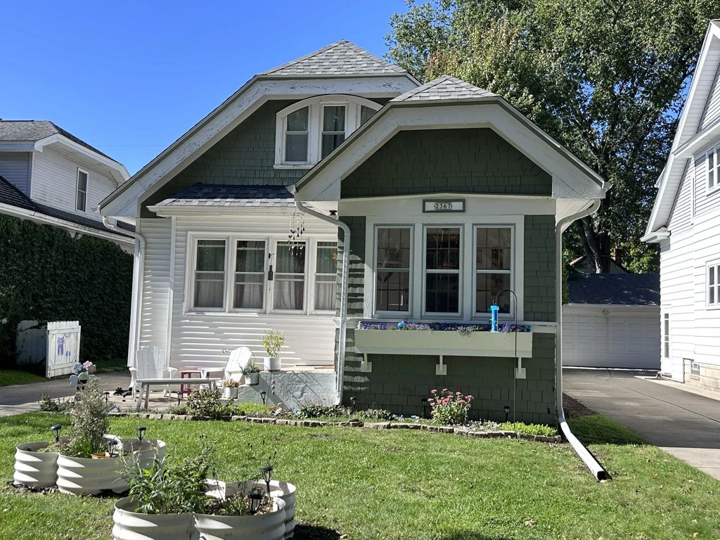 2367 N 70th St, Wauwatosa