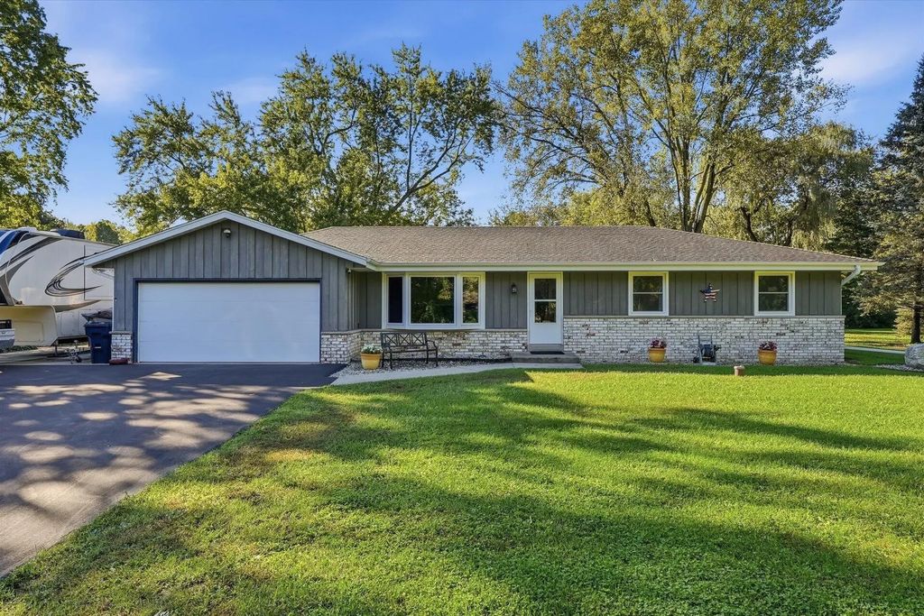S55w23639 Hickory Ridge Dr, Waukesha