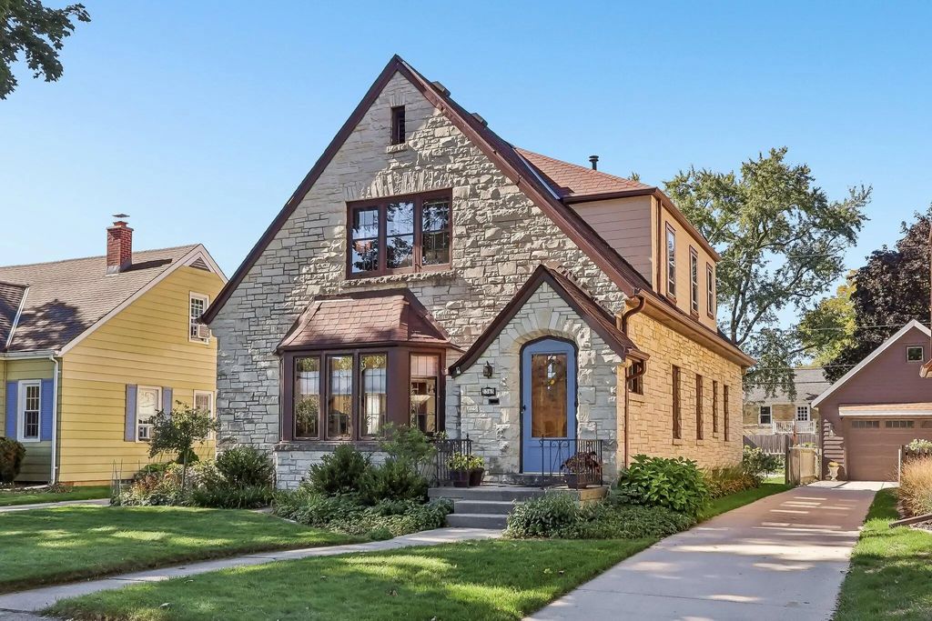 2365 N 82nd St, Wauwatosa