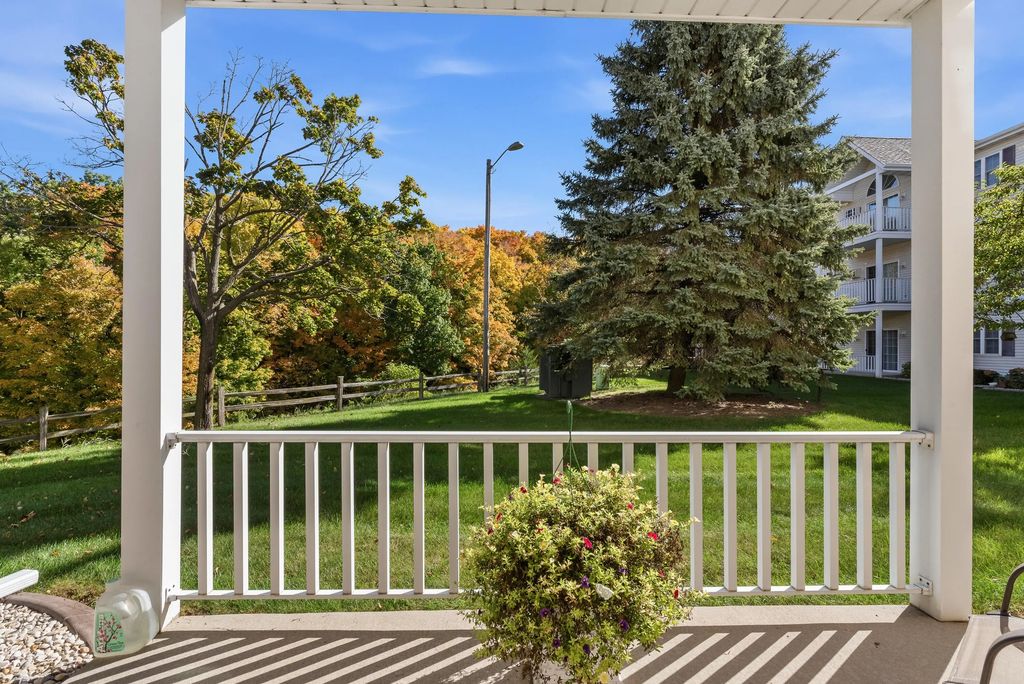 715 Canterberry Ct 102, West Bend