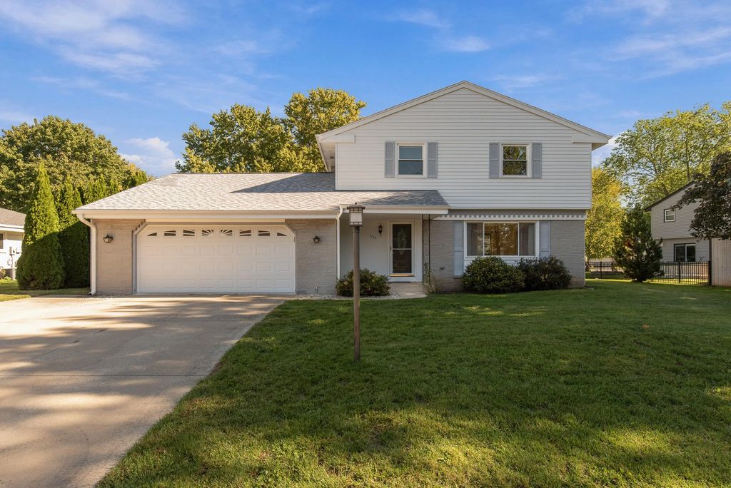 1115 Saratoga Pkwy, Oconomowoc