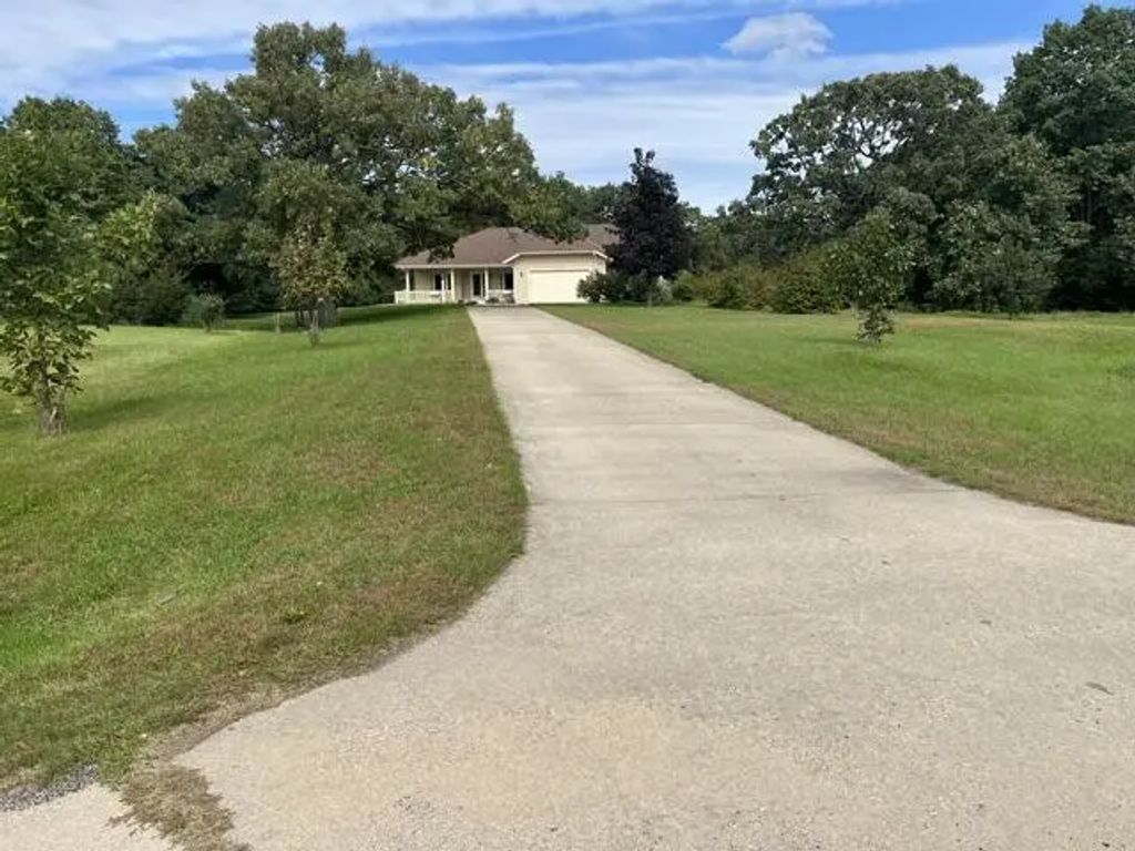 S80w36100 Oak Ridge Dr, Eagle