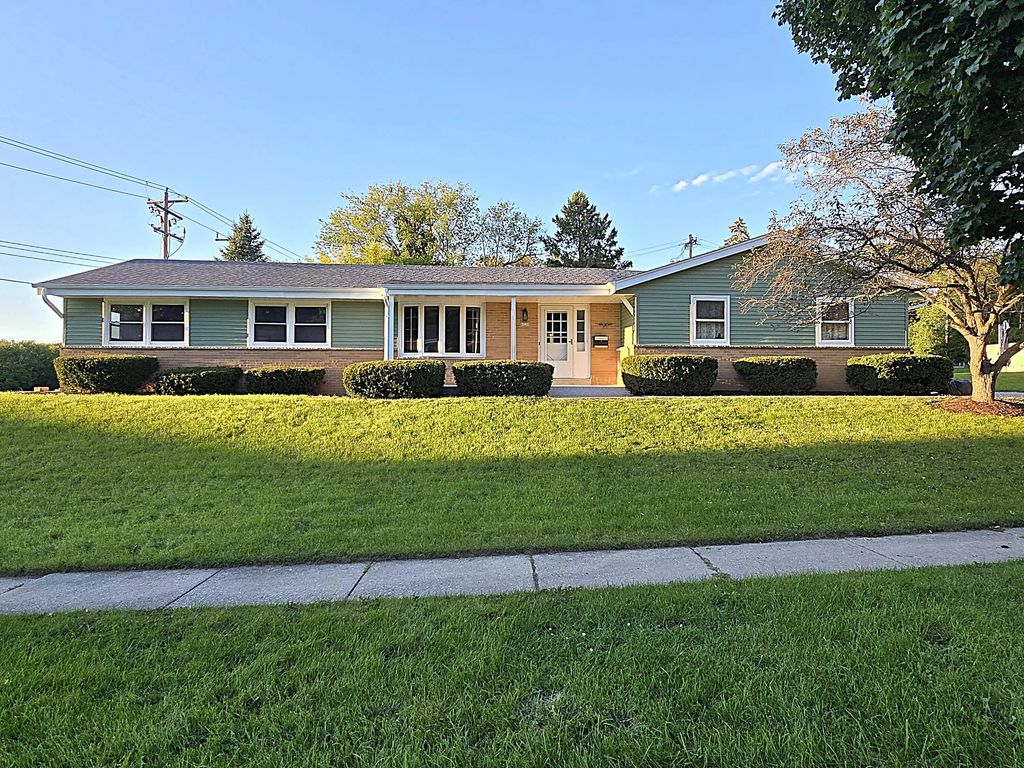 6730 Manchester Dr, Greendale