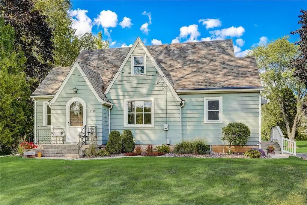 6416 W Freistadt Rd, Mequon