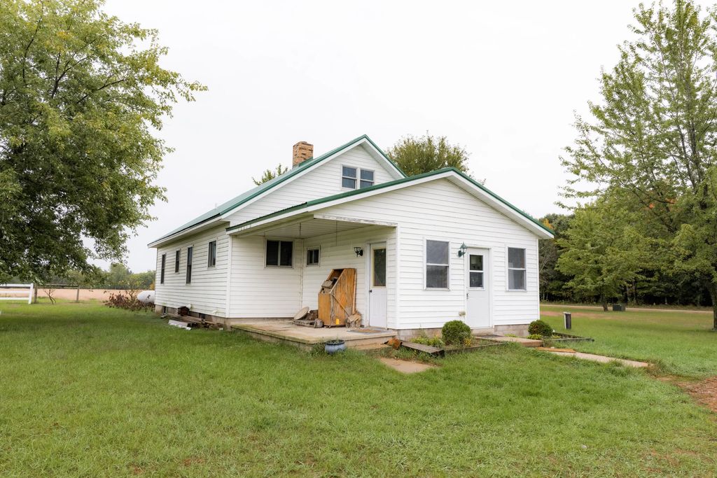 W8686 Cottonville Ave, Dakota