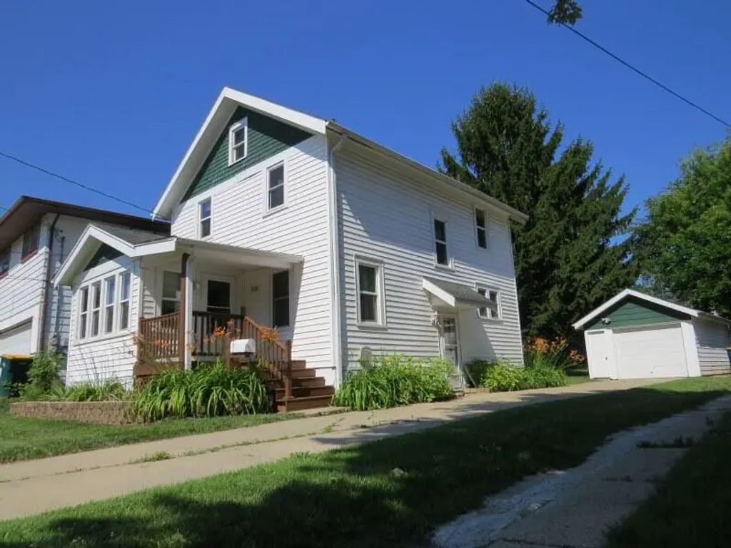 1710 Taylor Ln, West Bend