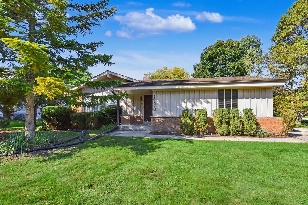 14870 W Kingsway Dr, New Berlin