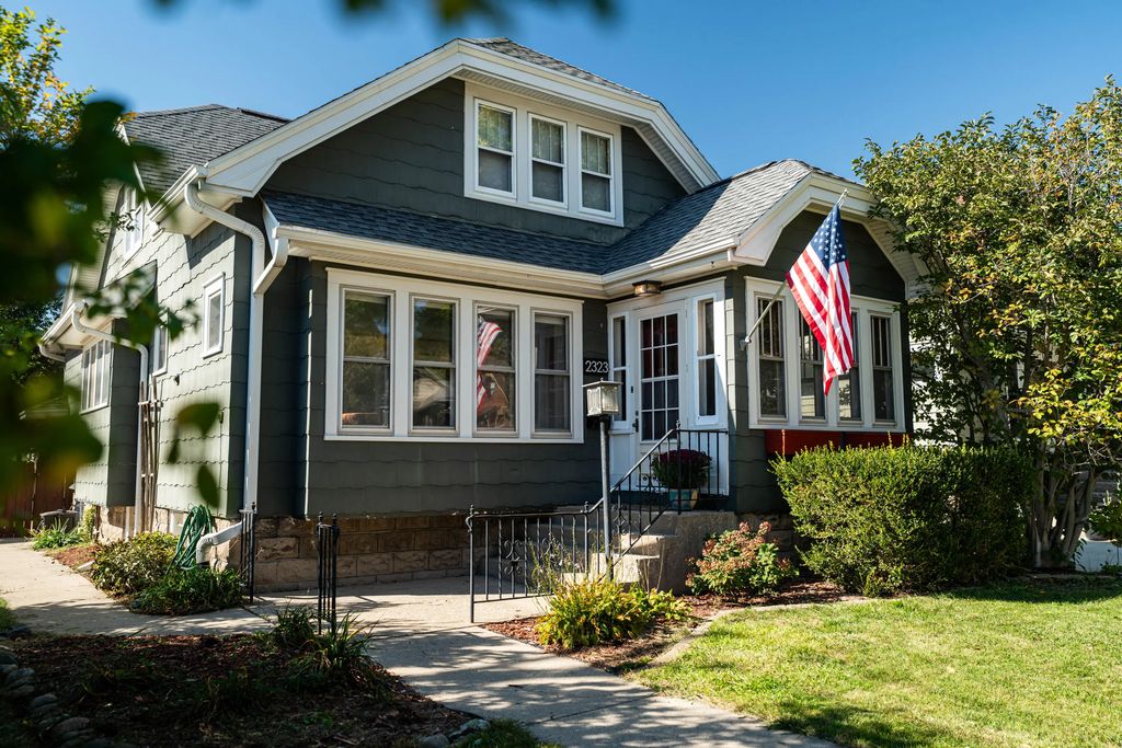 2323 N 66th St, Wauwatosa