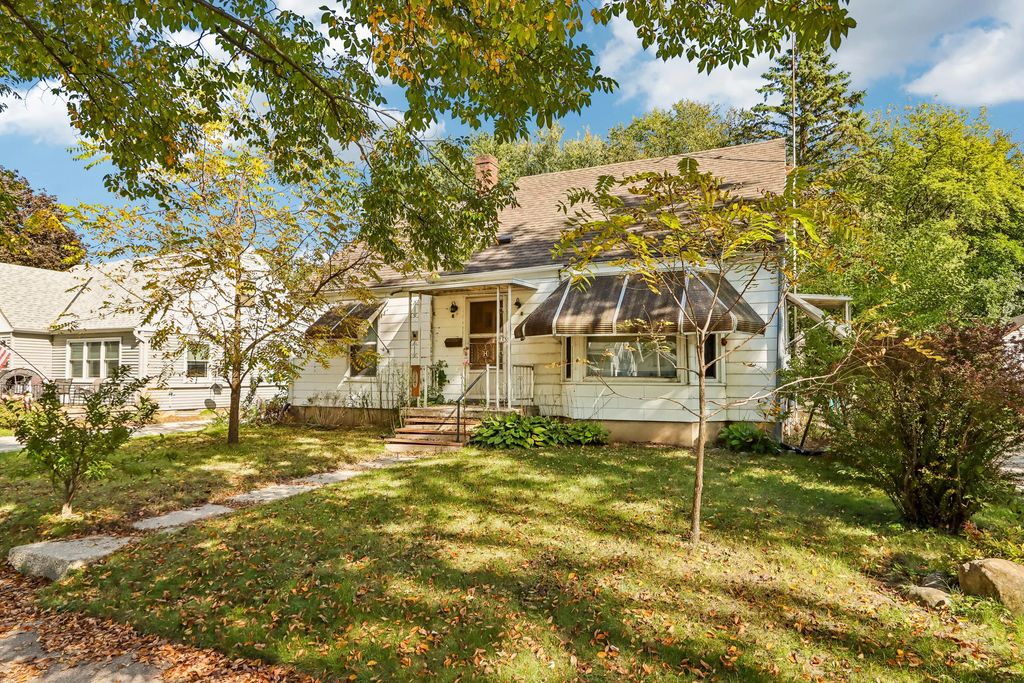 715 Elizabeth St, Oconomowoc