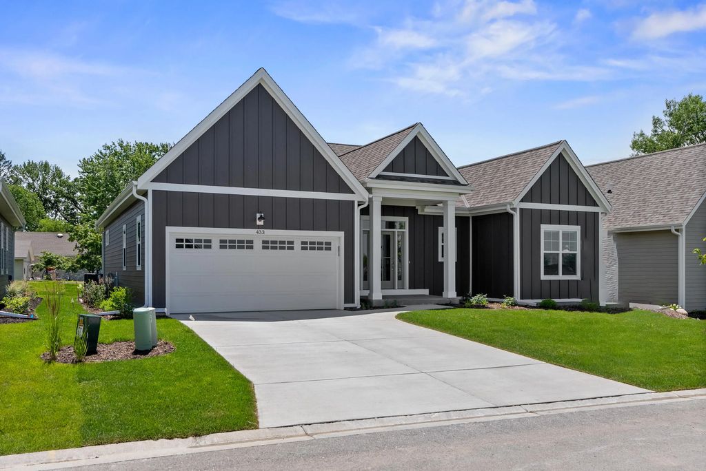 343 Sandy Cir, Pewaukee
