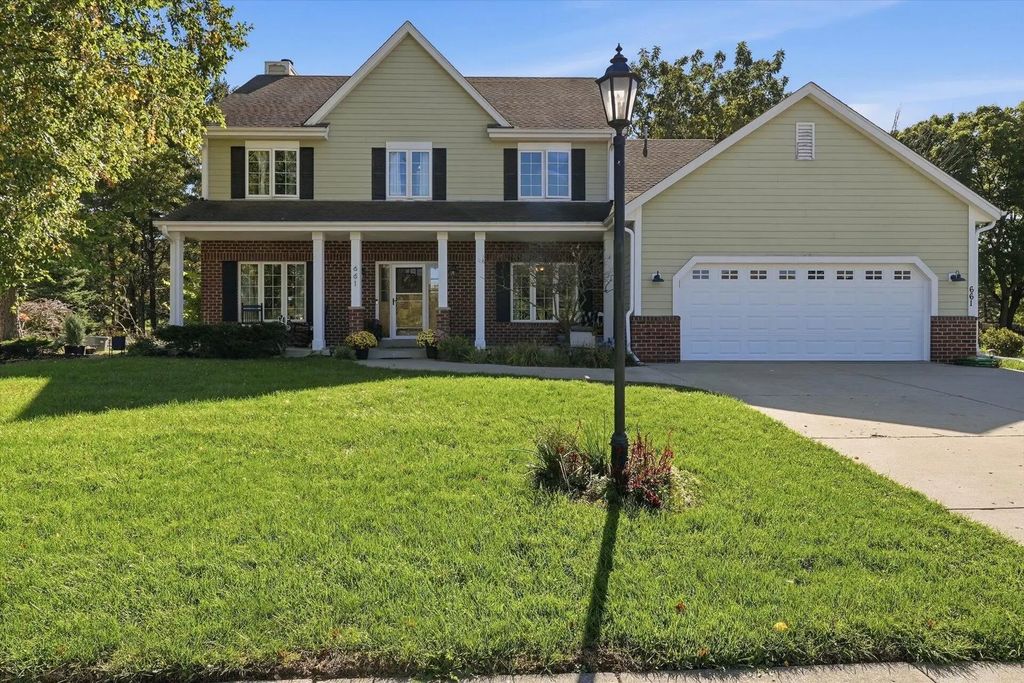 661 Cassie Lynn Ln, Oconomowoc