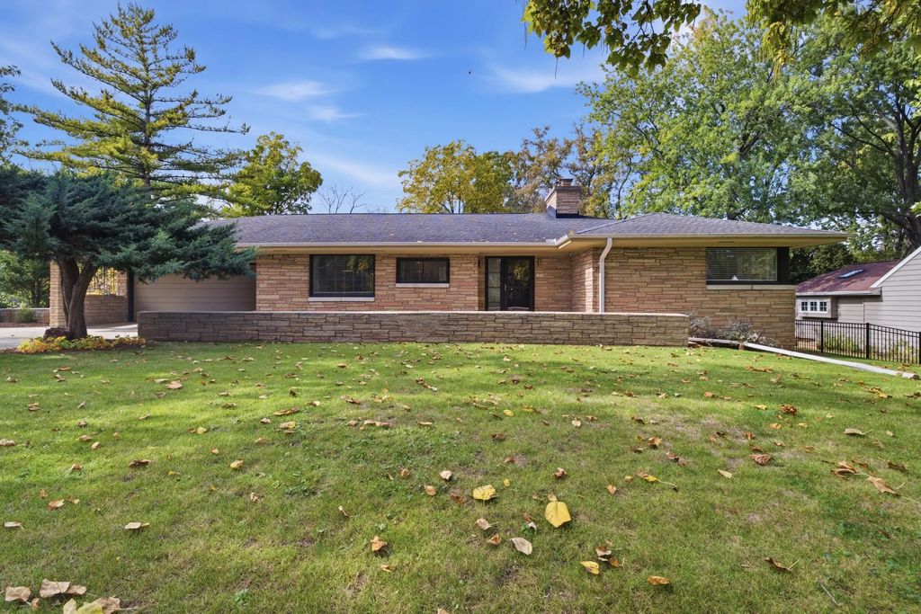 1231 N 121st St, Wauwatosa
