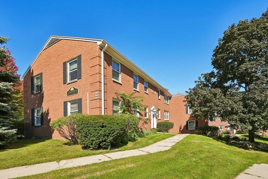 1335 E Randolph Ct B, Milwaukee