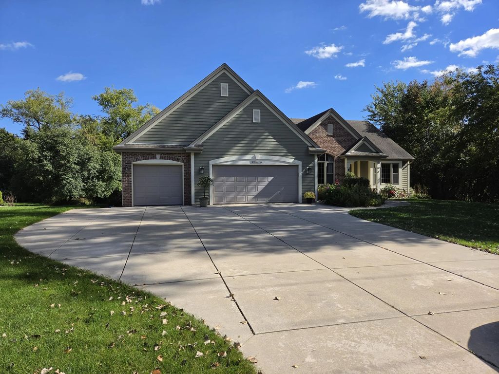 W193s6794 Hillendale Dr, Muskego