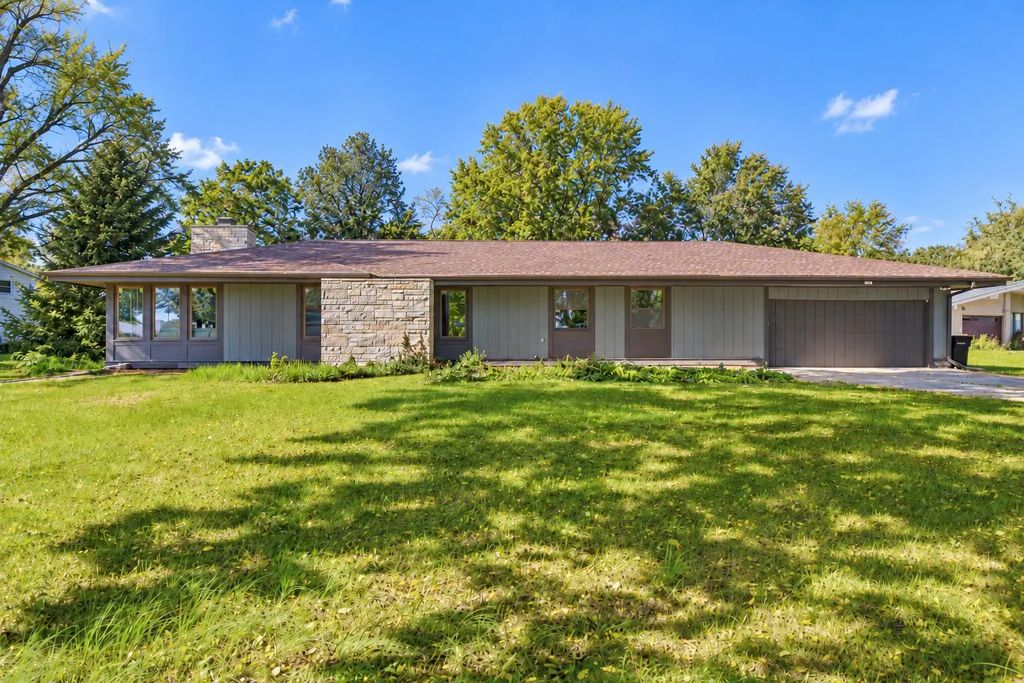 9115 N Deer Ct, Brown Deer