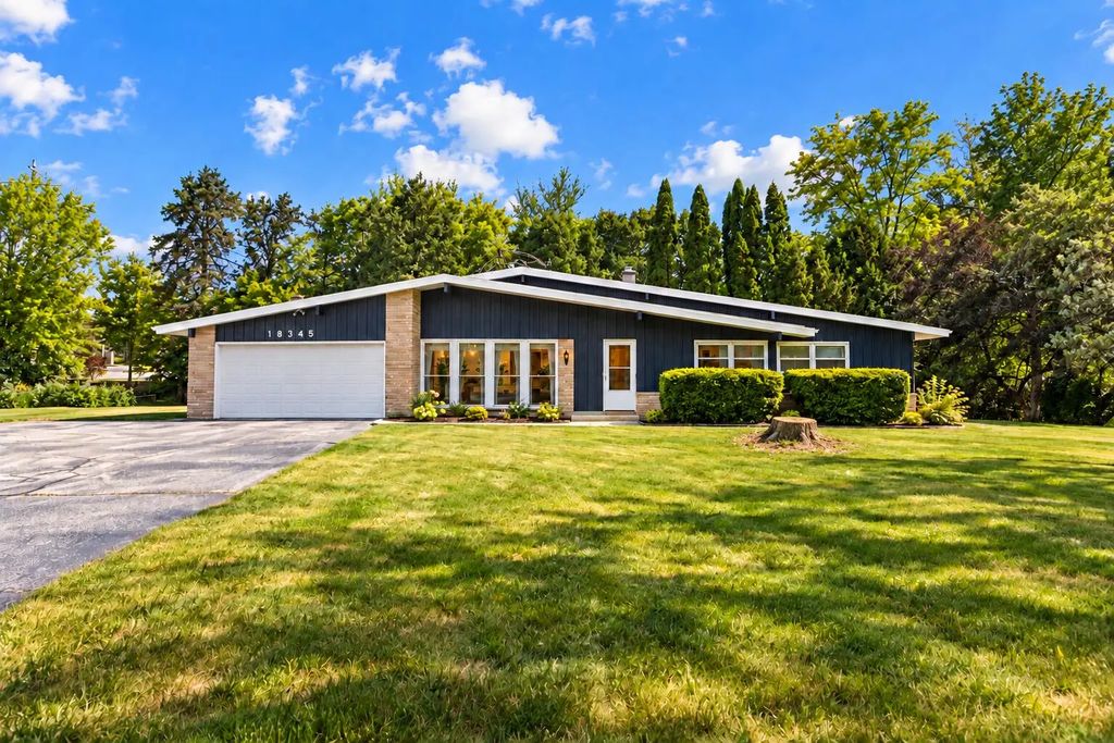 18345 Ashlea Dr, Brookfield