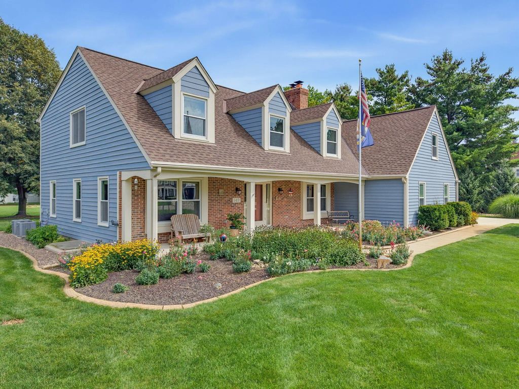 149 Hickory Dr, Delafield