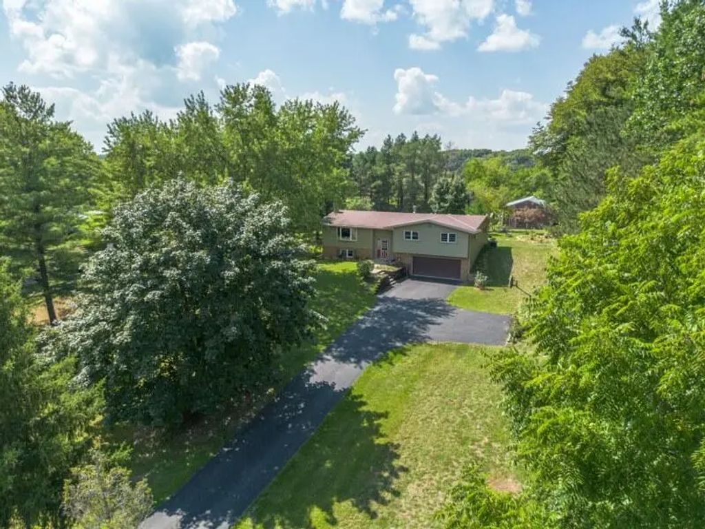 N7403 Switzke Rd, Watertown