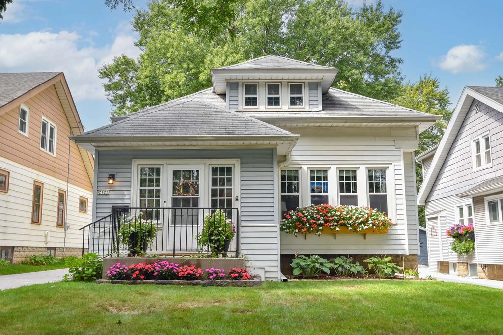 2123 N 71st St, Wauwatosa