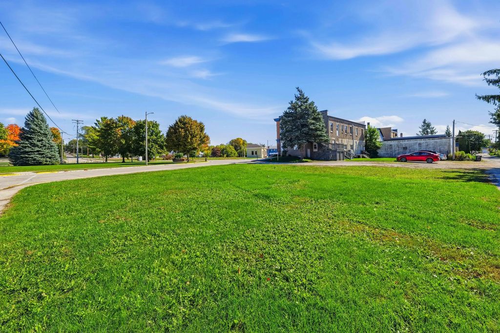 2117 Railroad St, New Holstein