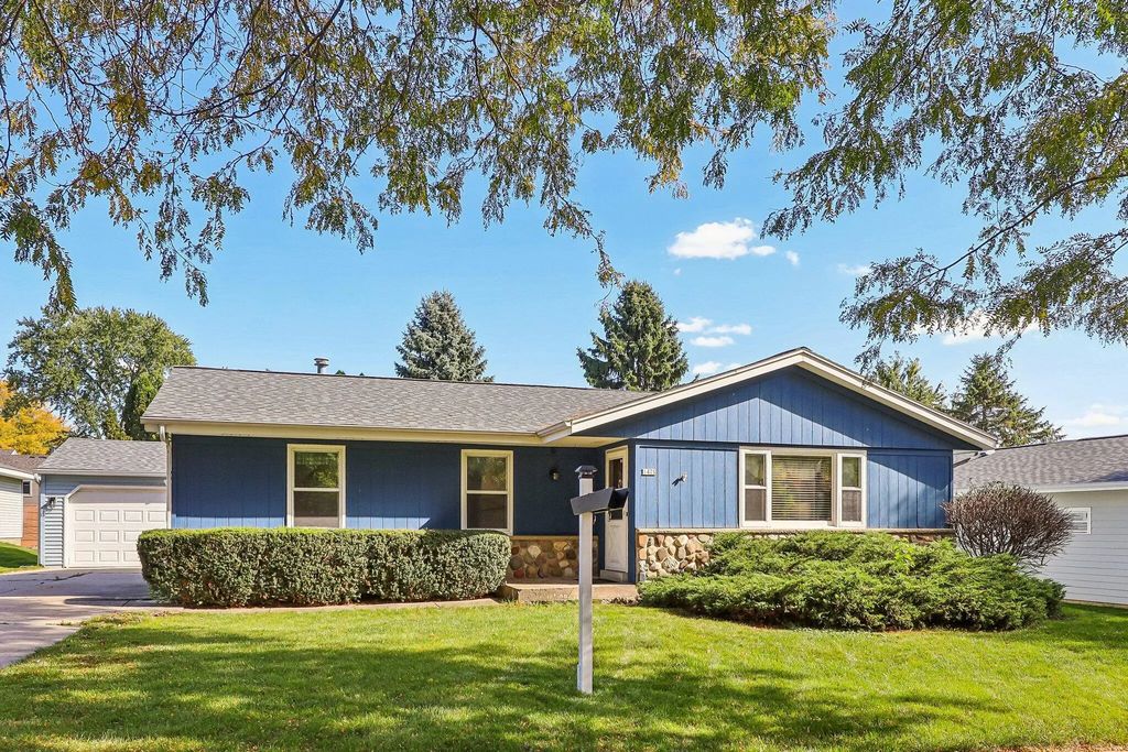 1425 Erin Ln, Waukesha
