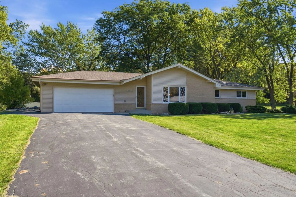 W173n7422 Joanne Dr, Menomonee Falls