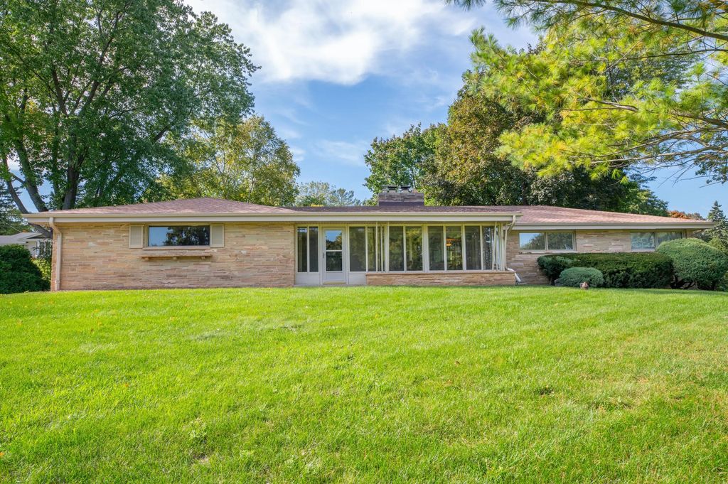 15300 High Knoll Ln, Brookfield