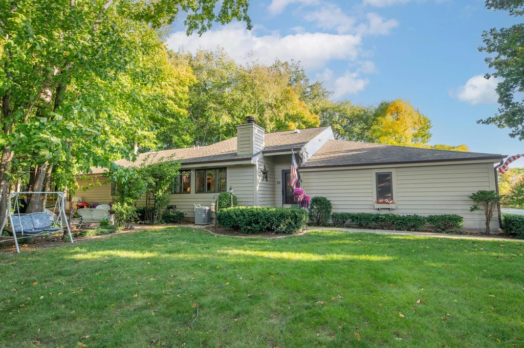 W136n8124 River Park Dr, Menomonee Falls