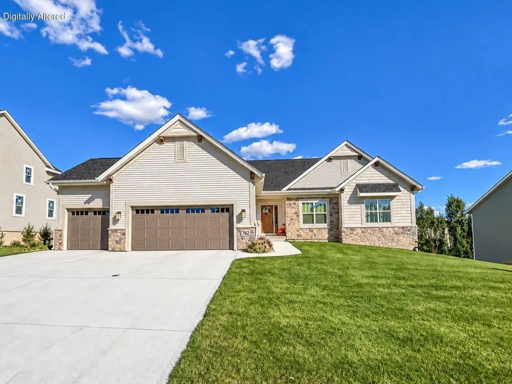 762 Brockway Dr, Mukwonago