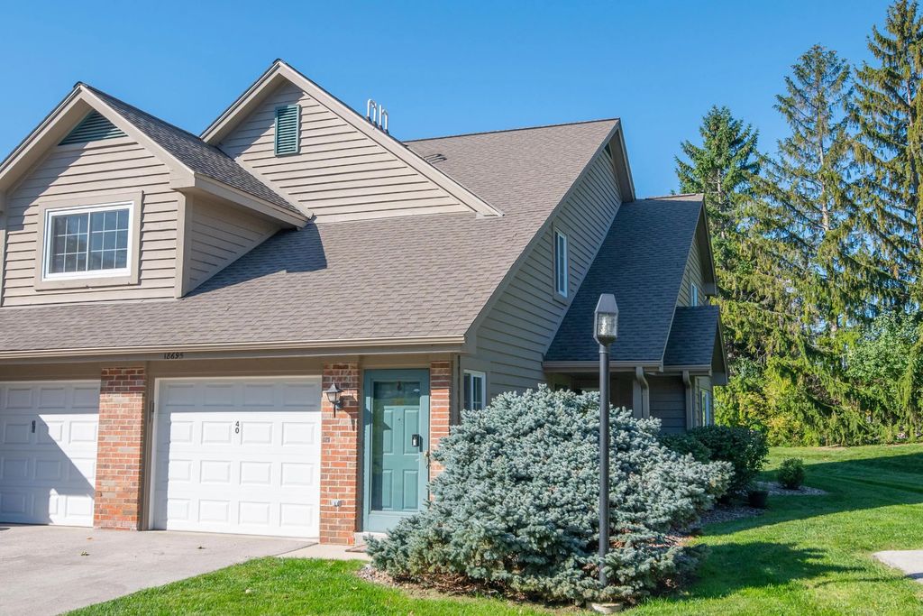 18695 Brookfield Lake Ct 40, Brookfield