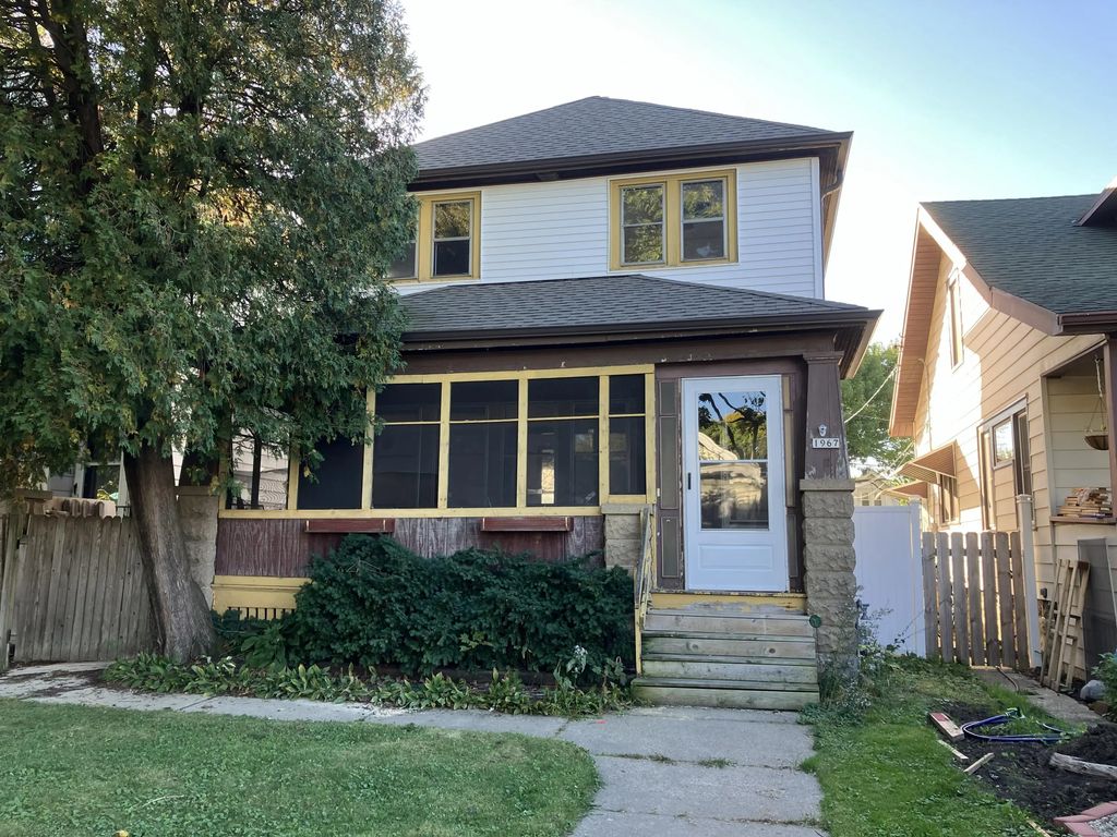 1967 S 71st St, West Allis
