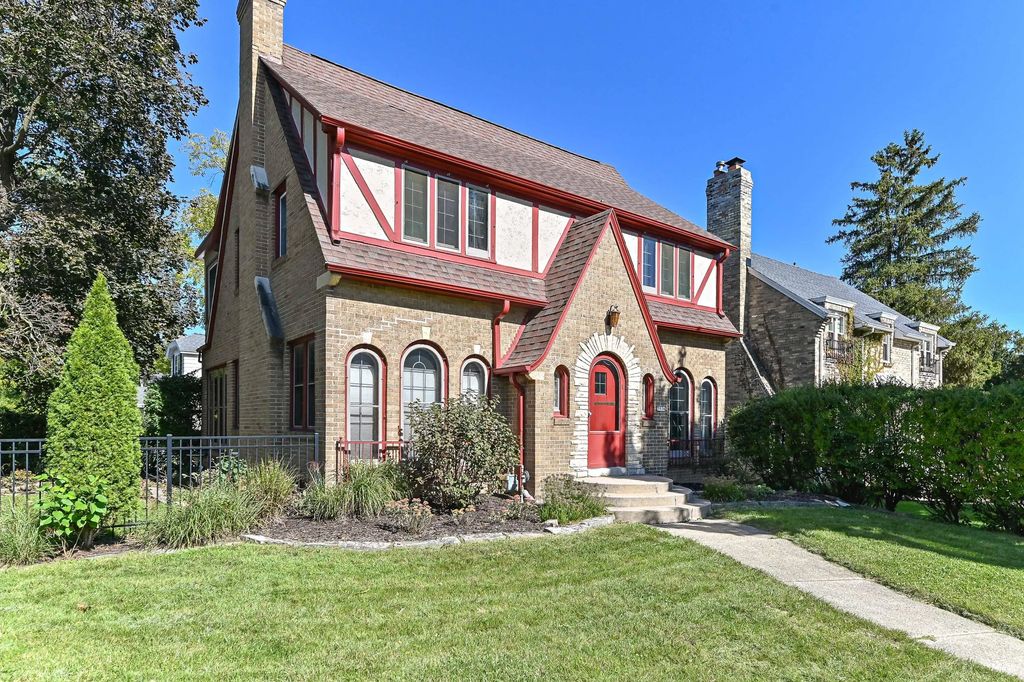 7926 Hillcrest Dr, Wauwatosa