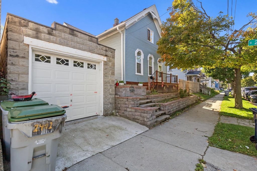 2401 W Grant St, Milwaukee