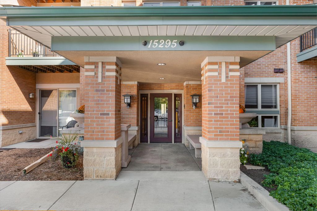 15295 W Library Ln 208, New Berlin