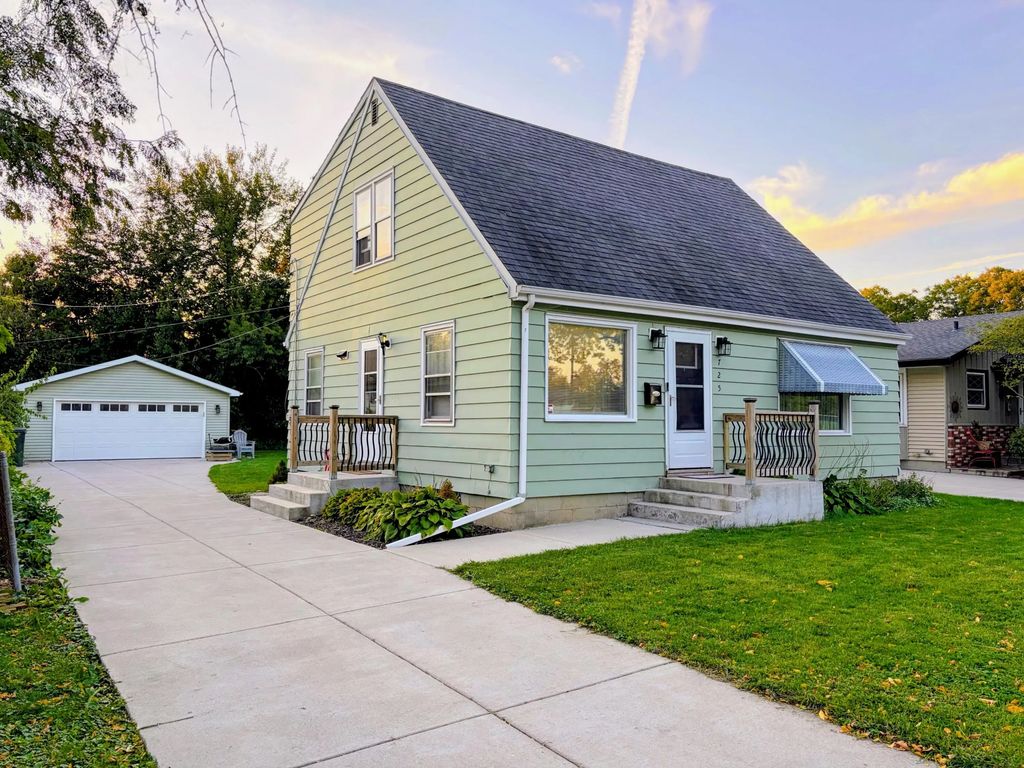 725 S 119th St, West Allis