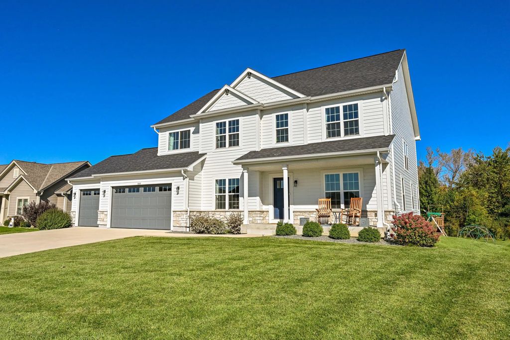 8460 S Nighthawk Trl, Oak Creek