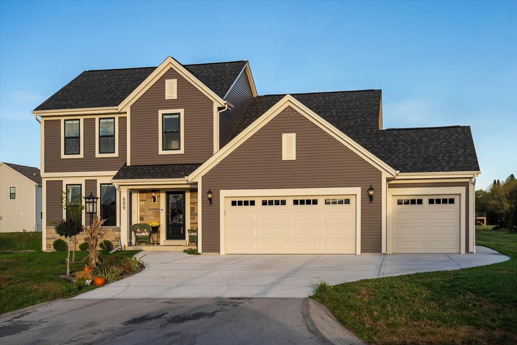 609 Bark River Way, Dousman