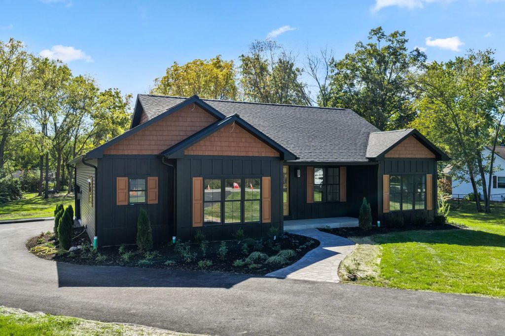 121 Glenwood Dr, Delavan