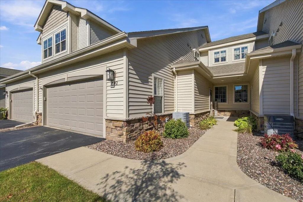 542 Cedar Bluffs Way, Slinger
