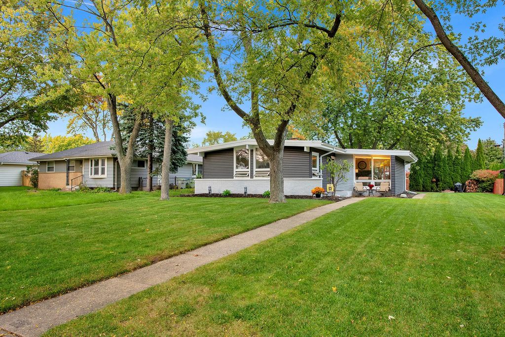 5674 S Honey Creek Dr, Milwaukee