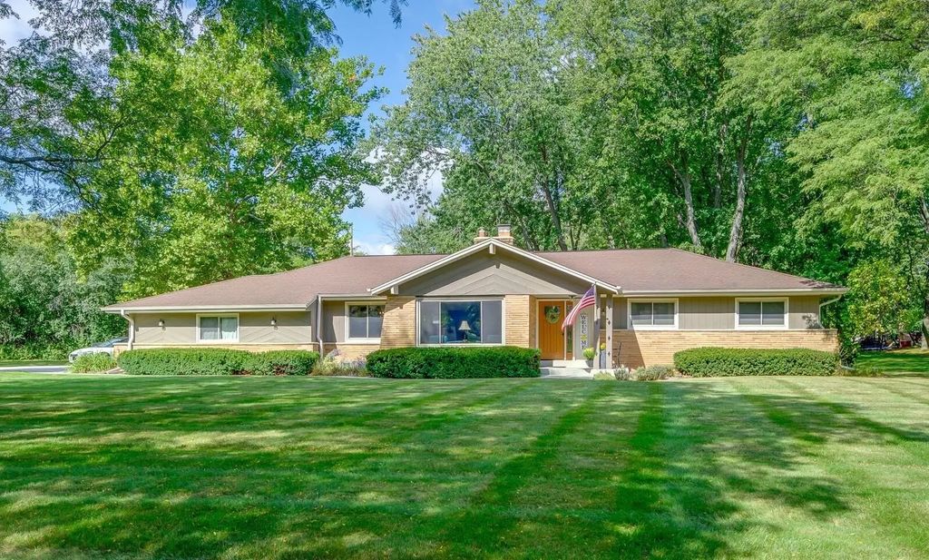 2820 W St James Ln, Mequon