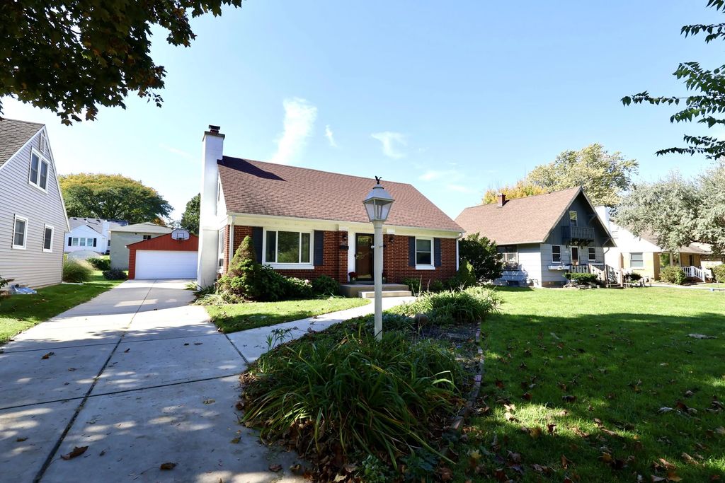 605 N 103 St, Wauwatosa
