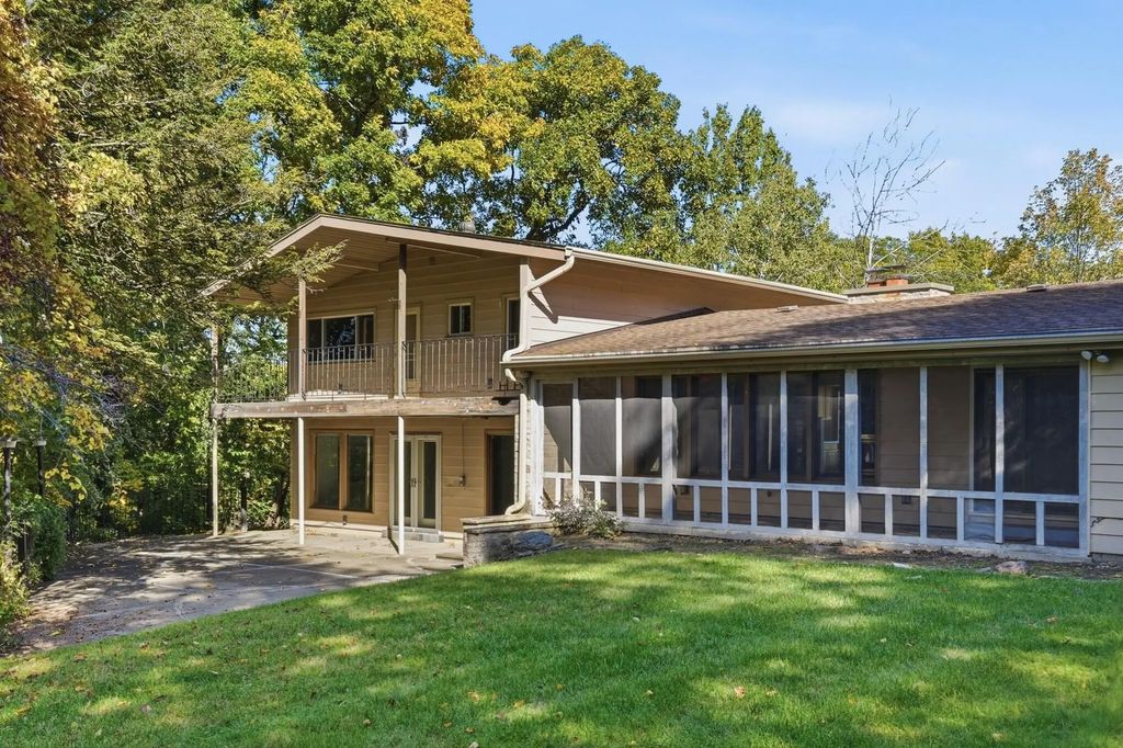 610 Downing Dr, Waukesha