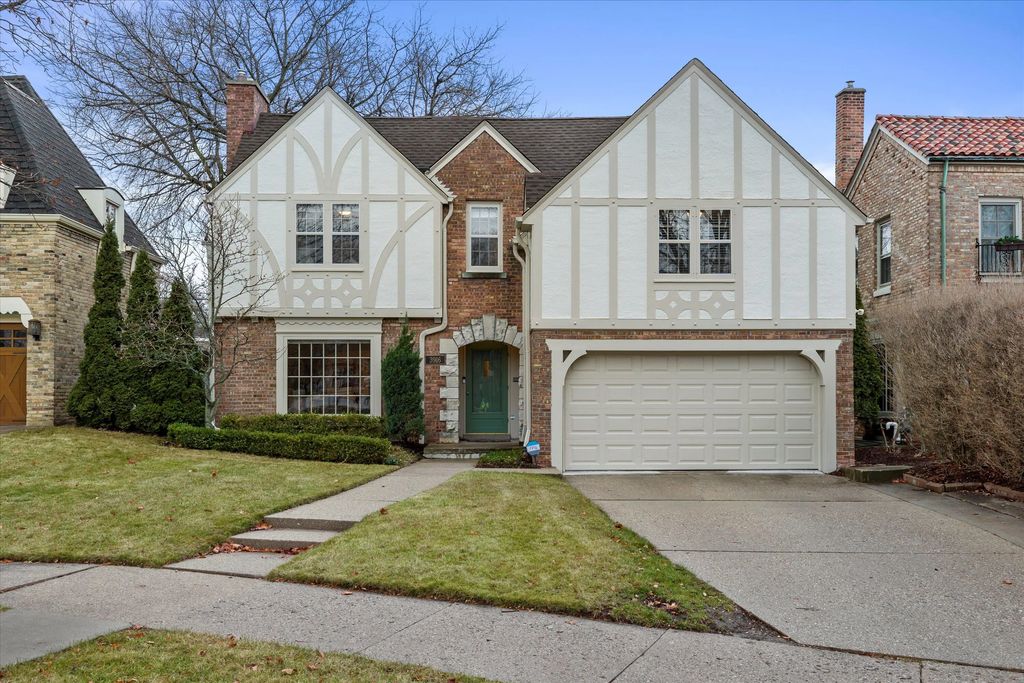3916 N Ridgefield Cir, Shorewood